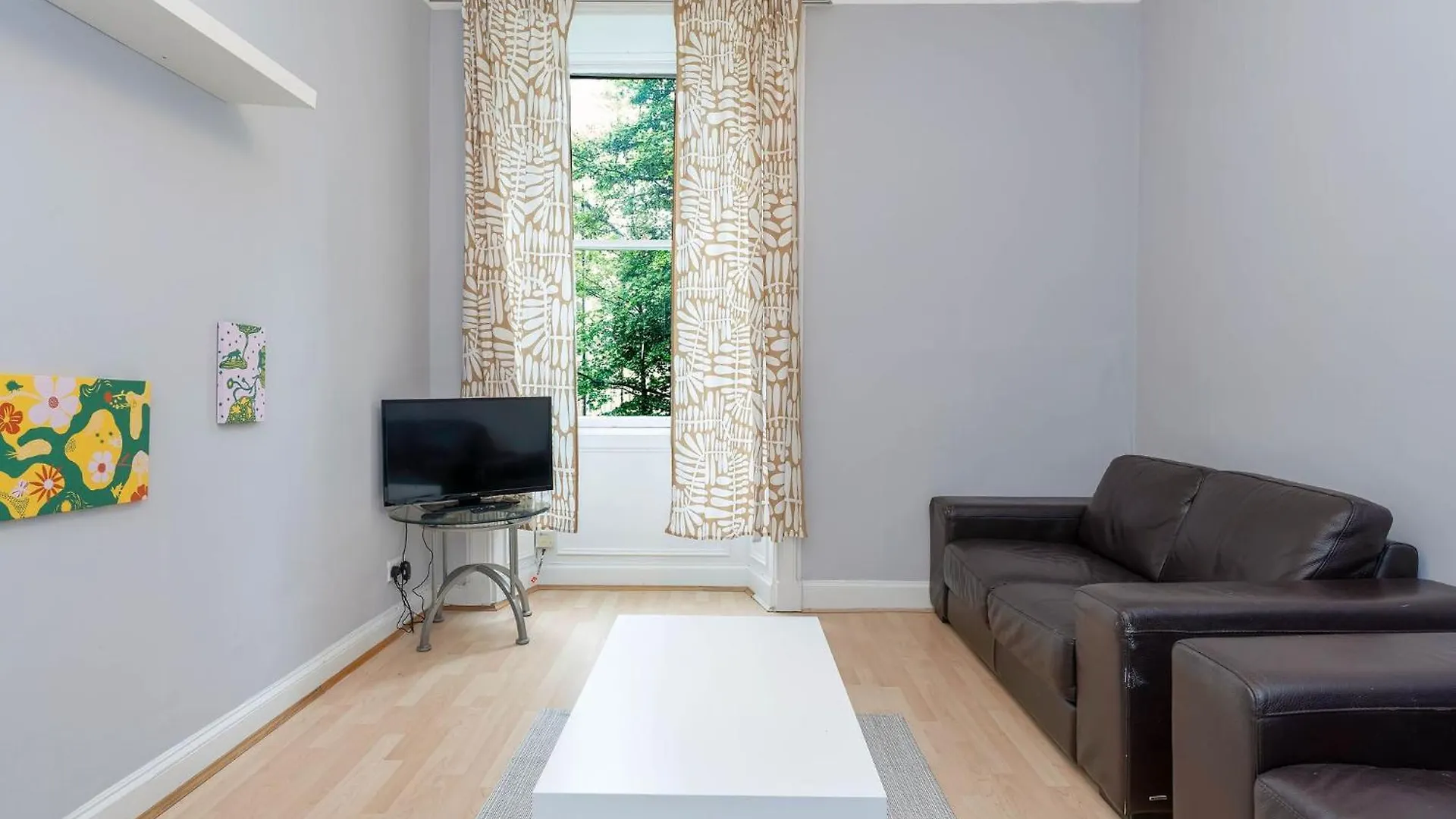 Charming Edinburgh Apartment With City Views 0*,